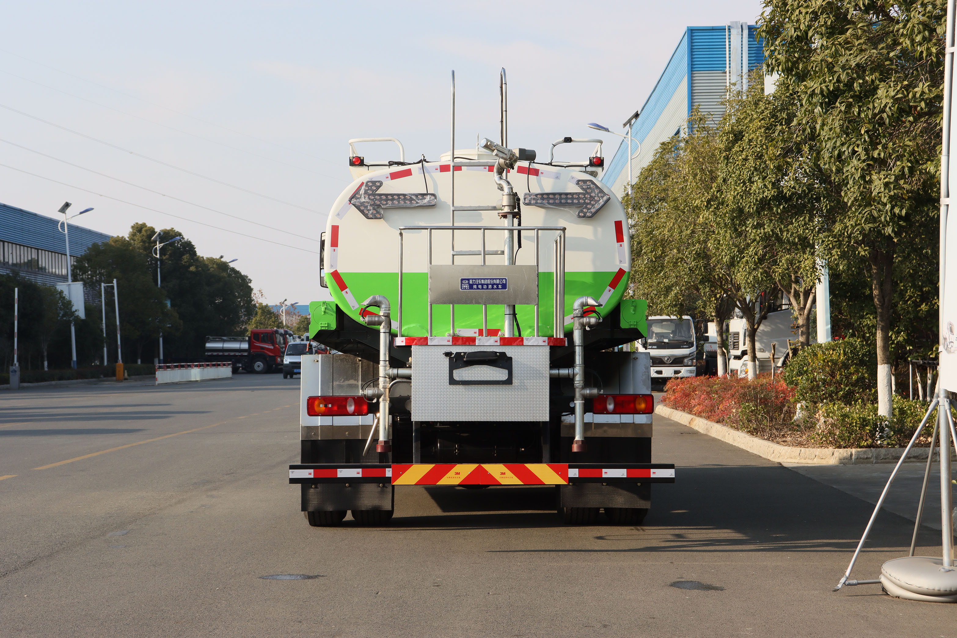 東風天錦純電動8.9方多功能灑水車圖片5