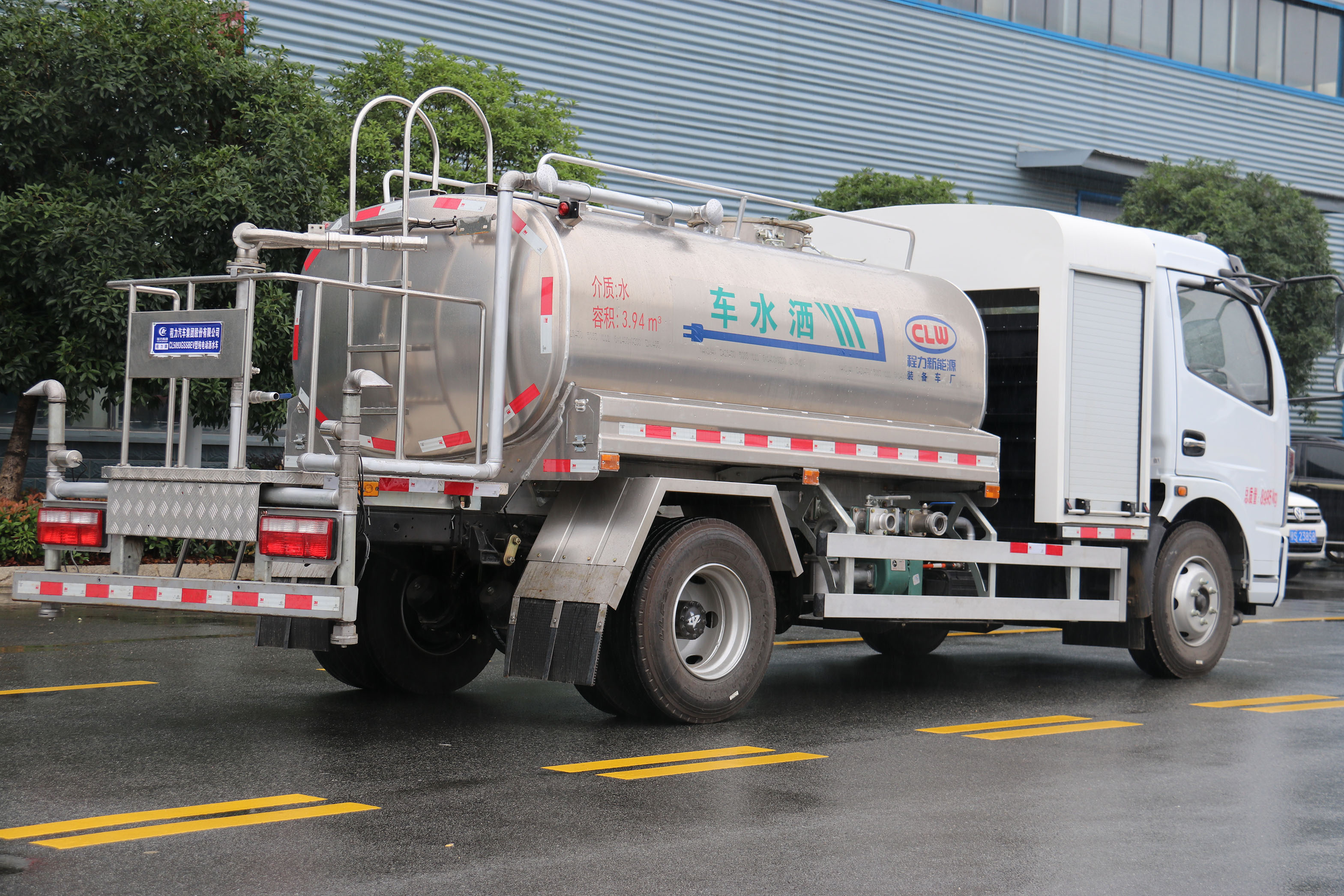 東風(fēng)凱普特3.94方多功能綠化噴灑車圖片4