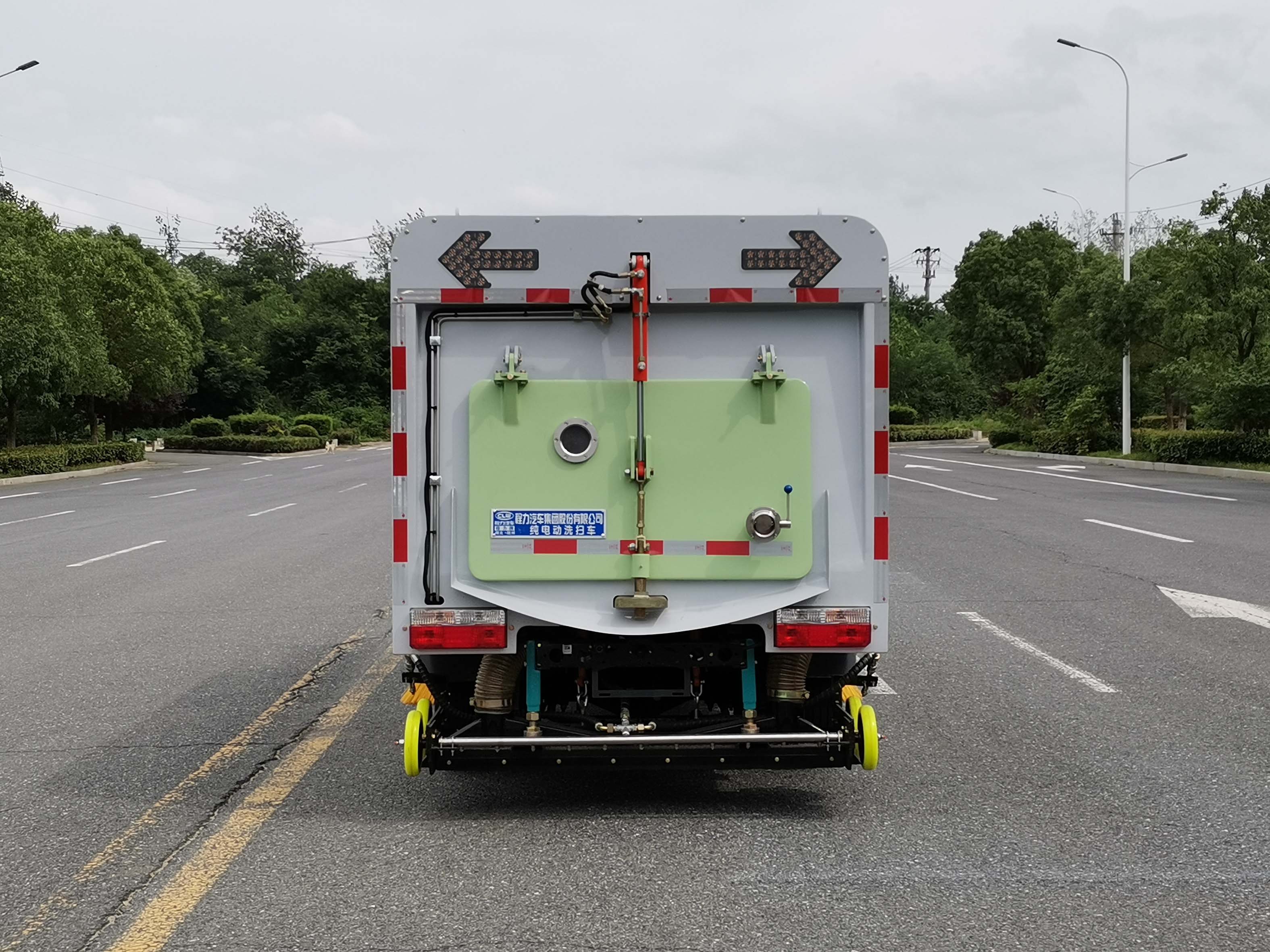 東風(fēng)途逸純電動3.8方多功能洗掃車圖片5