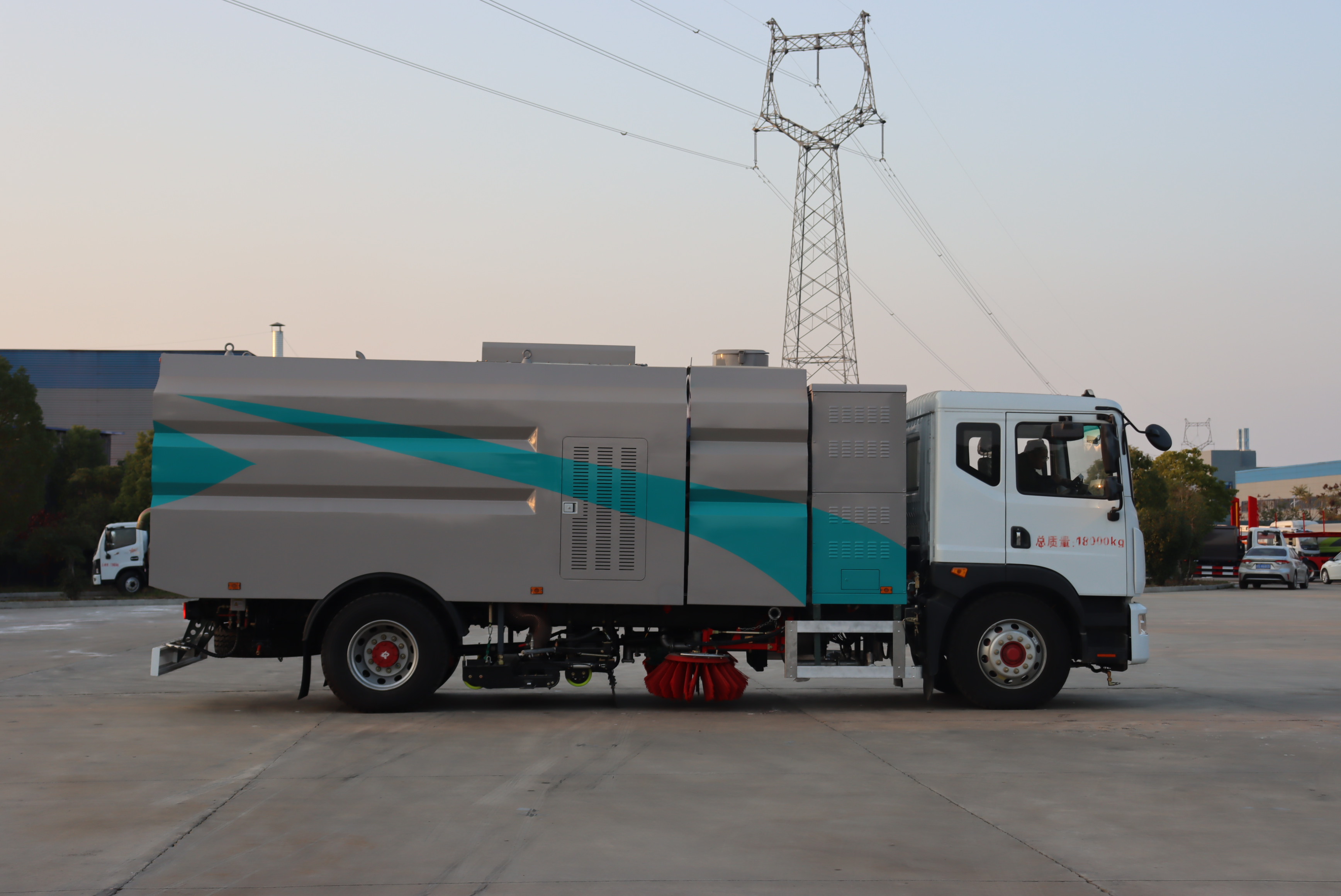 東風(fēng)凱普特型純電動(dòng)高端多功能洗掃車(chē)圖片3