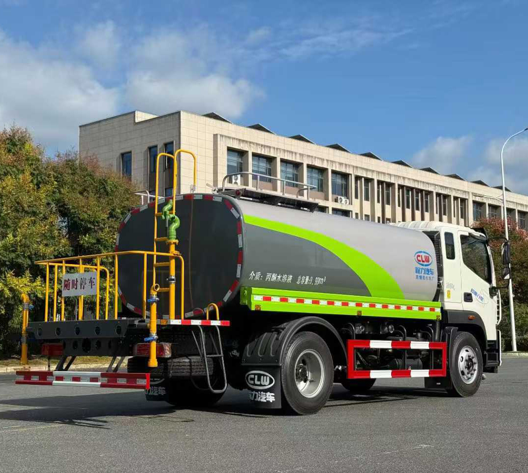 新型優(yōu)質(zhì)歐曼10m3綠化灑水車(chē)抑塵噴霧車(chē)城市道路抑塵消毒車(chē)圖片4